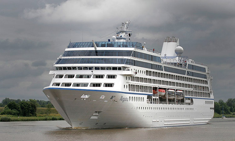 MS Regatta auf der Fahrt von Brunsbüttel nach Kiel